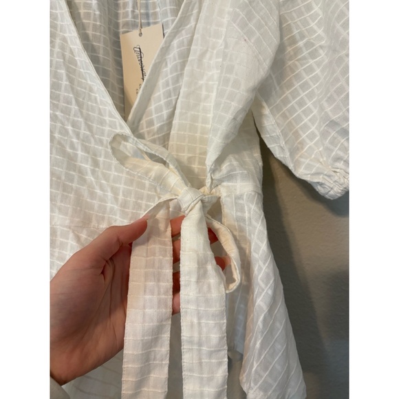 Universal Thread | Textured Tie-Front Peplum Top w/ Puff Sleeves (White) - Picture 4 of 9